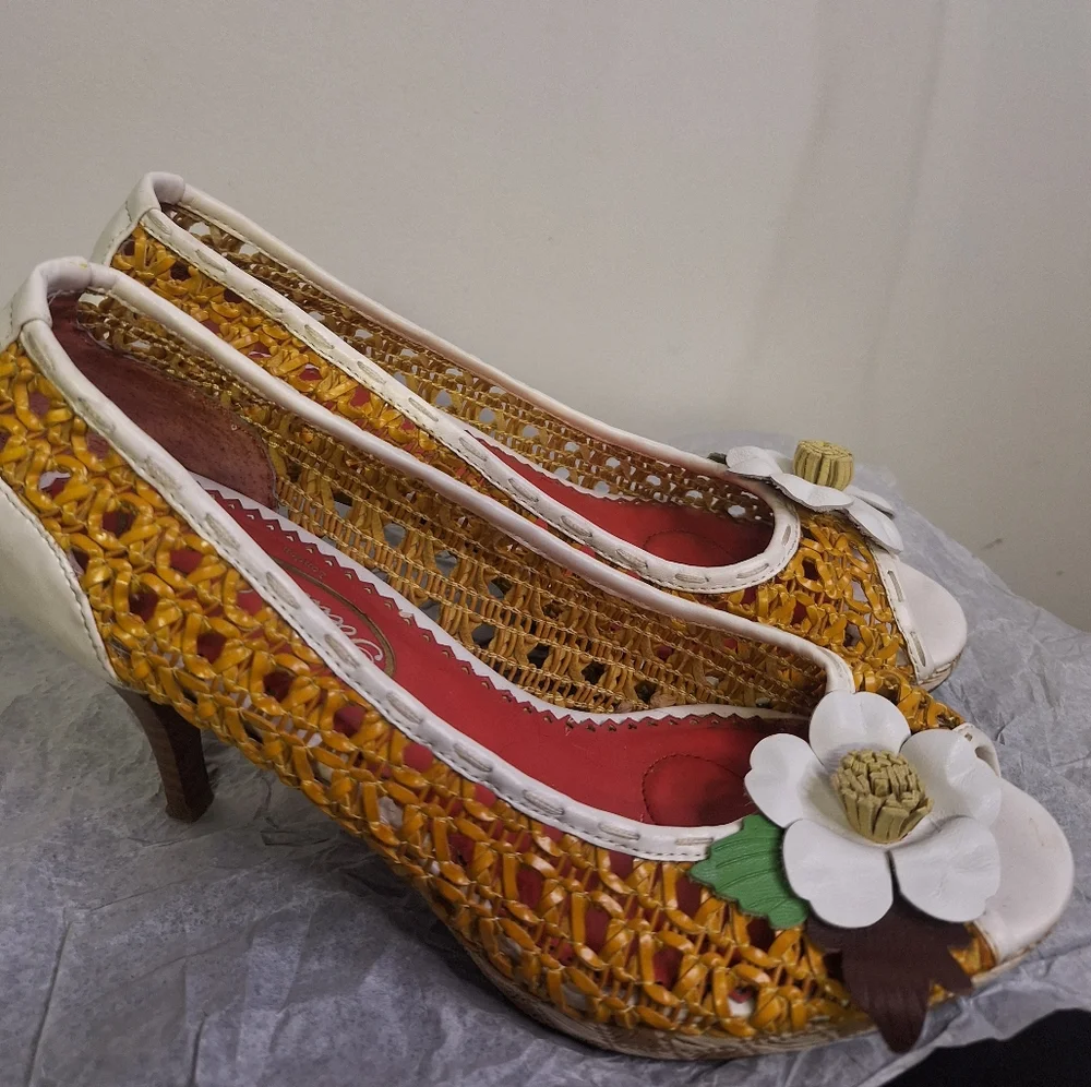 Poetic Licenses Of London Eegant Woven Peep-Toe Heel with Flower Size 8 Or Eur39
